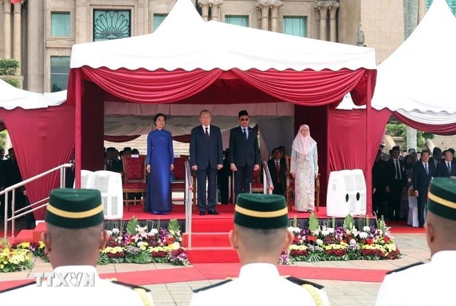 Thủ tướng Malaysia Anwar Ibrahim và Phu nhân chủ trì lễ đón Tổng Bí thư Tô Lâm và Phu nhân. Ảnh: TTXVN
