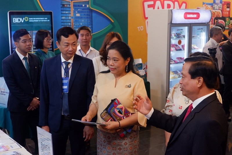 Ông Nguyễn Tuấn Thanh, Phó chủ tịch tỉnh Bình Định trao đổi với bà Wiraka Moodhitaporn, Tổng lãnh sự Hoàng gia Thái Lan tại TP.HCM về kết nối đường hàng không để phát triển du lịch giữa 2 bên.