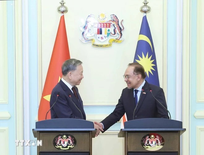 Tổng Bí thư Tô Lâm với Thủ tướng Malaysia Anwar Ibrahim tại buổi họp báo. Ảnh: TTXVN