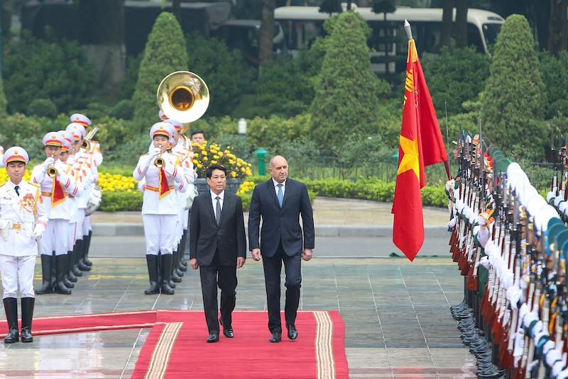 Chủ tịch nước Lương Cường và Tổng thống Rumen Radev duyệt Đội Danh dự Quân đội nhân dân Việt Nam.