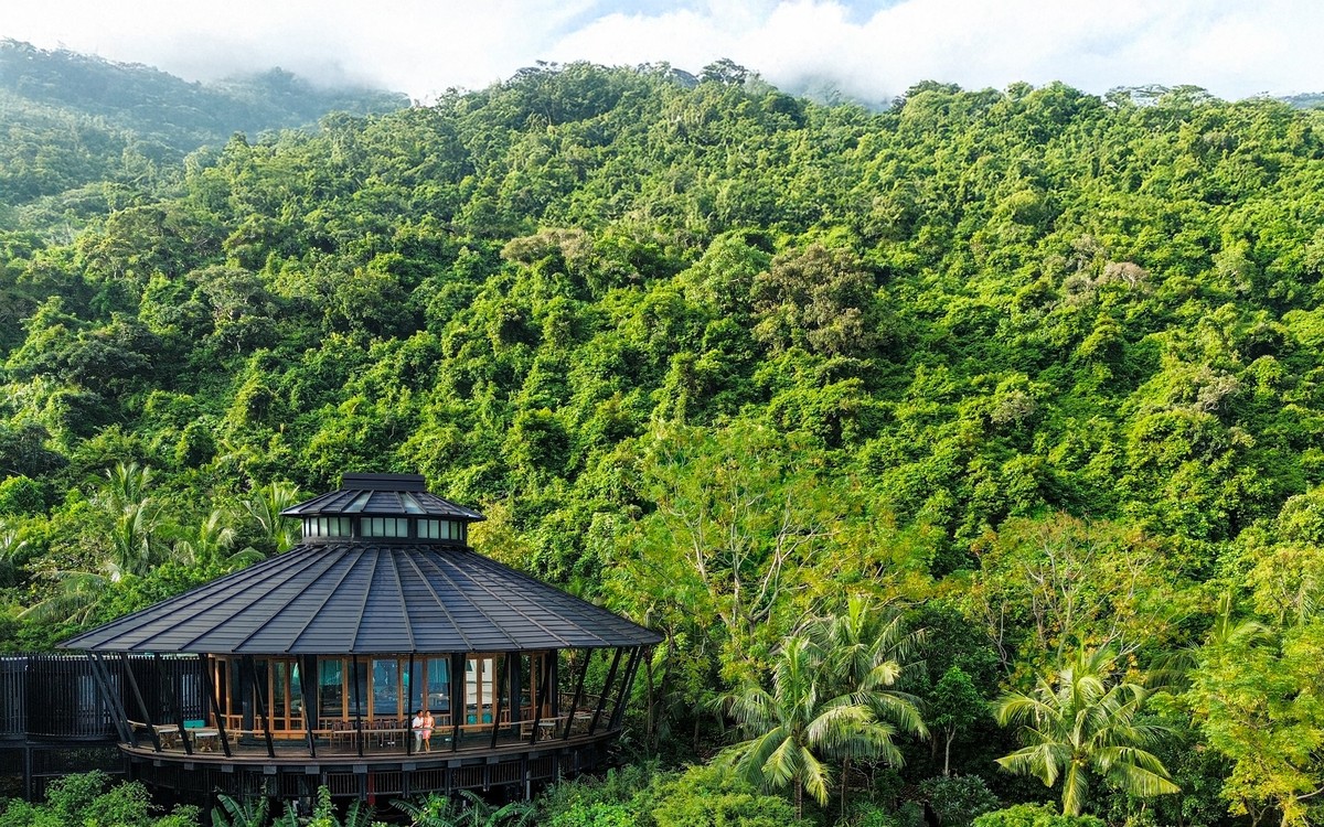 Nhà hàng Tingara nằm trong khu nghỉ dưỡng InterContinental Danang Sun Peninsula Resort