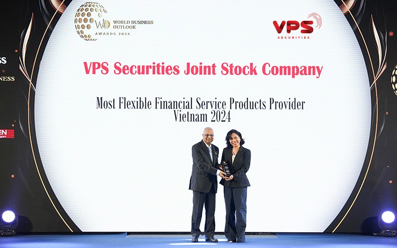 Tại lễ trao giải, Bà Trần Thị Thu Thủy - Đại diện Ban lãnh đạo VPS, nhận giải thưởng từ Đại diện Tạp chí World Business Outlook.