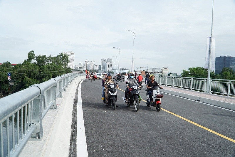 Người dân đi lại trên cầu Rạch Đỉa mới. Ảnh: Lê Vinh