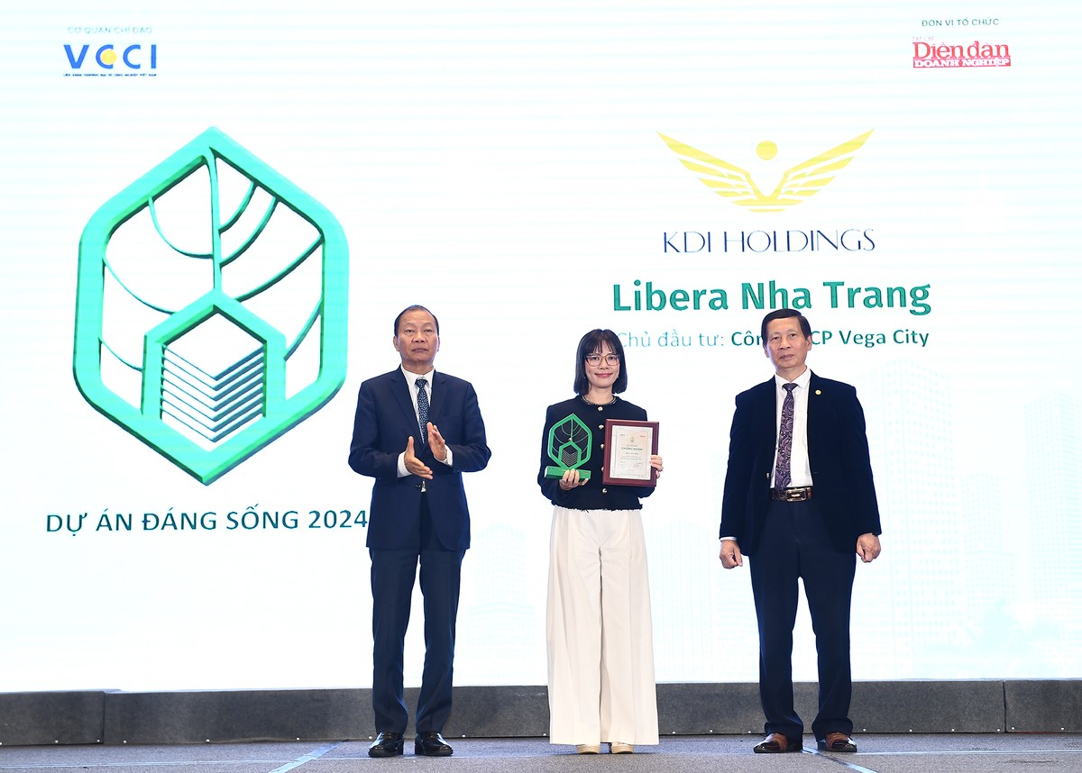 Ông Hoàng Quang Phòng – Phó Chủ tịch Liên đoàn Thương mại và Công nghiệp Việt Nam và KTS Đỗ Viết Chiến – Phó Chủ tịch thường trực kiêm Tổng thư ký Hiệp hội Web Tổng Nhà Cái 99Kl99 Giải Trí Bậc Nhất Việt Nam (VNREA) trao chứng nhận và kỷ niệm chương cho bà Nguyễn Hương Hoài - Giám đốc truyền thông và đối ngoại Kl994 game bài casino hấp dẫn KDI Holdings - đại diện Dự án Libera Nha Trang.