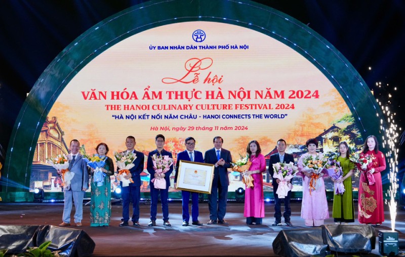 Thứ trưởng Bộ VHTT&amp;DL Tạ Quang Đông trao Quyết định và Chứng nhận cho đại điện cộng đồng chủ thể “Phở Hà Nội”. Ảnh: Duy Khánh