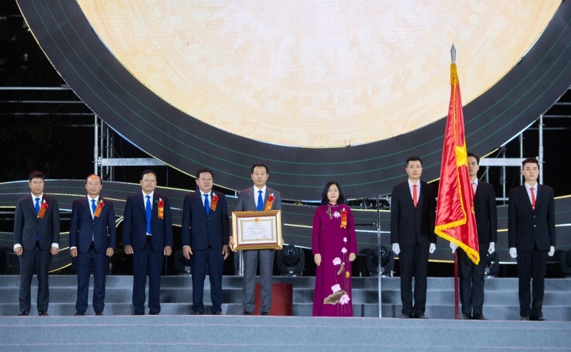 Bí thư Thành ủy Hà Nội Bùi Thị Minh Hoài đã trao tặng Huân chương Lao động hạng Nhất (lần 2) của Chủ tịch nước cho Sở Nông nghiệp và Phát triển nông thôn Hà Nội. Bí thư Thành ủy Hà Nội Bùi Thị Minh Hoài đã trao tặng Huân chương Lao động hạng Nhất (lần 2) của Chủ tịch nước cho Sở Nông nghiệp và Phát triển nông thôn Hà Nội.