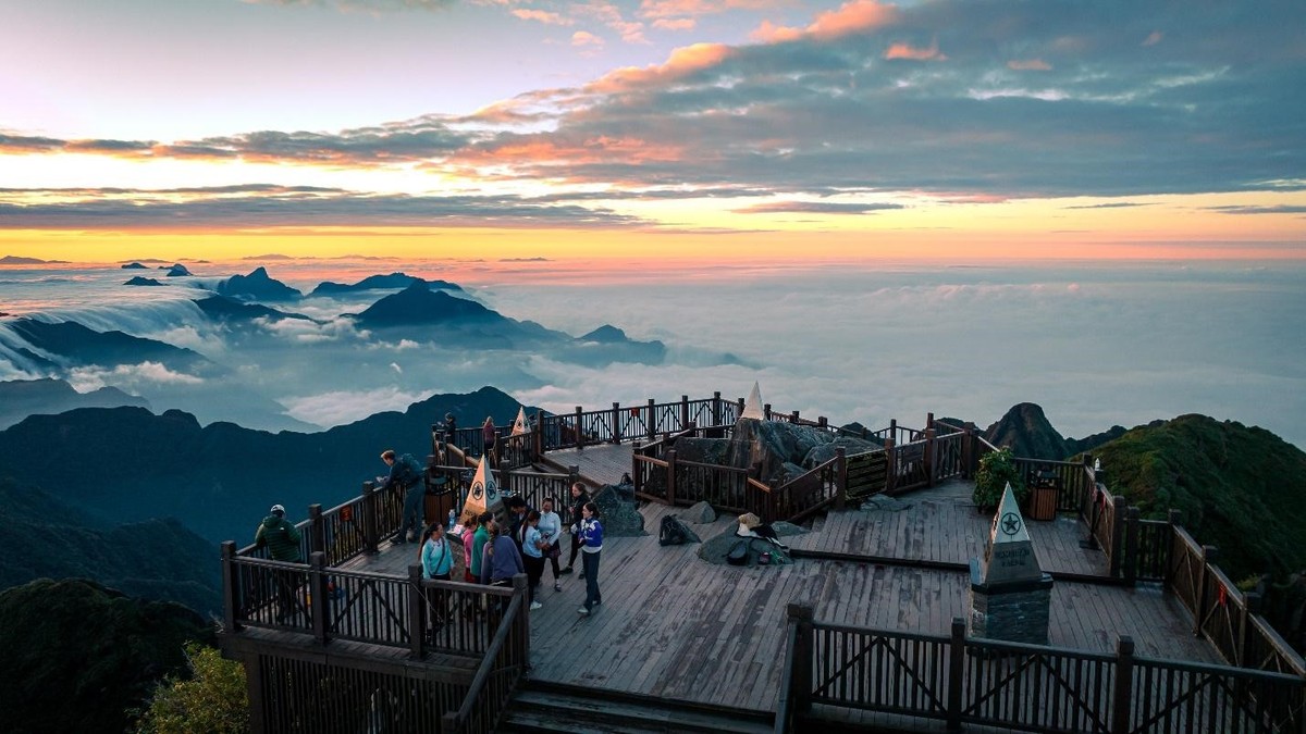 Du khách đón bình minh trên đỉnh Fansipan (Ảnh: Minh Tú)