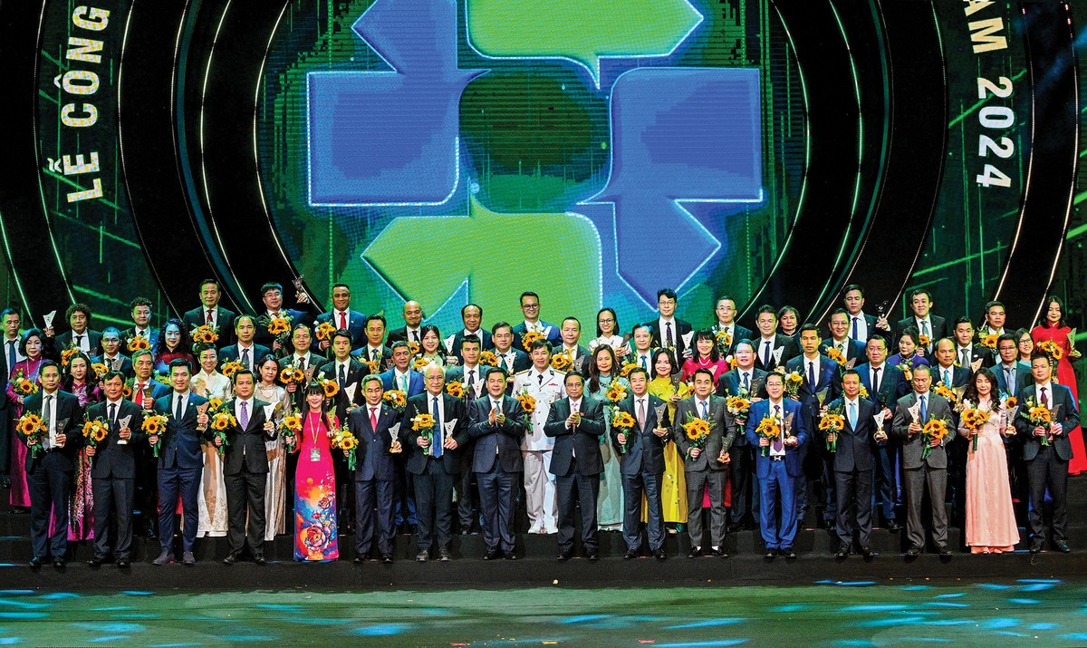 Thủ tướng Kl993 ưu đãi thưởng hấp dẫn Phạm Minh Chính cùng Bộ trưởng Bộ Công thương Nguyễn Hồng Diên - Chủ tịch Hội đồng Thương hiệu quốc gia Việt Nam chụp ảnh lưu niệm với đại diện các Kl991.com World Cup 2026 Chính Thức được vinh danh Thương hiệu quốc gia lần thứ 9