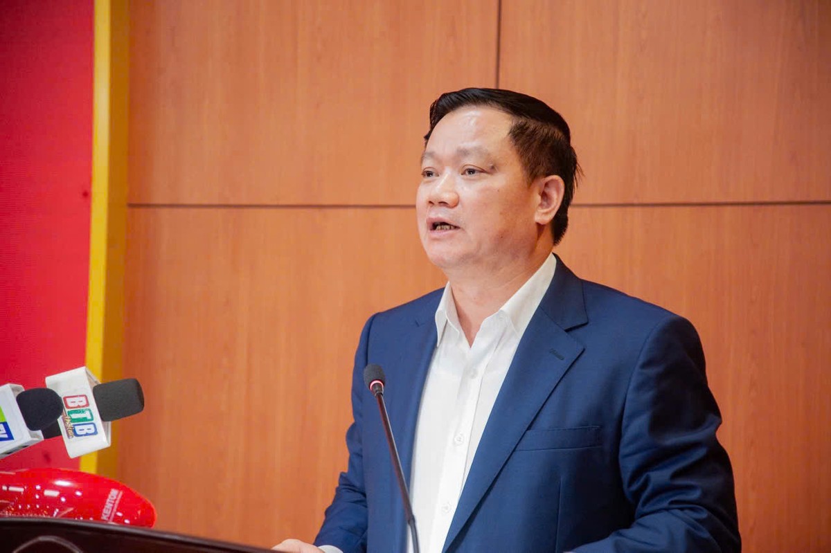 Ông Nguyễn Khắc Thận, Bí thư Tỉnh ủy, Chủ tịch UBND tỉnh Thái Bình phát biểu tại hội nghị Ông Nguyễn Khắc Thận, Bí thư Tỉnh ủy, Chủ tịch UBND tỉnh Thái Bình phát biểu tại hội nghị