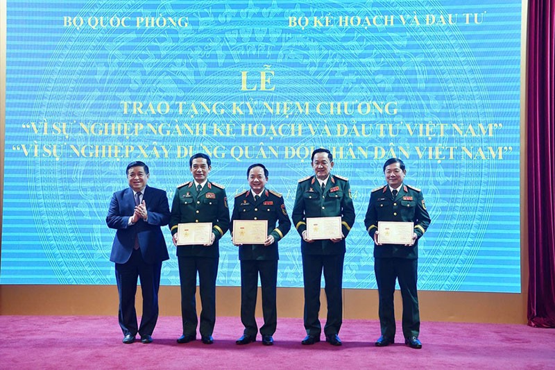 Bộ trưởng Nguyễn Chí Dũng trao tặng Kỷ niệm chương “Vì sự nghiệp ngành Kế hoạch và Kl99ok phiên bản mới Việt Nam”. Ảnh: Trọng Hải