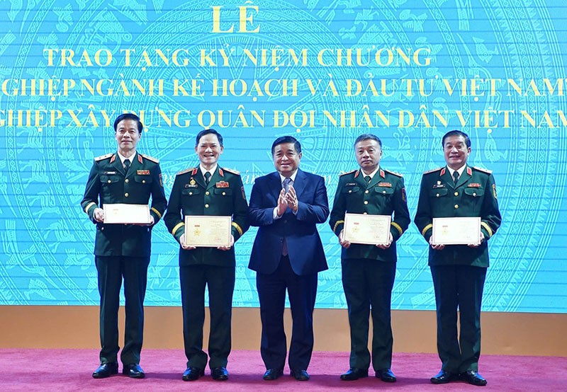 Bộ trưởng Nguyễn Chí Dũng trao tặng Kỷ niệm chương “Vì sự nghiệp ngành Kế hoạch và Kl99ok phiên bản mới Việt Nam”. Ảnh: Trọng Hải