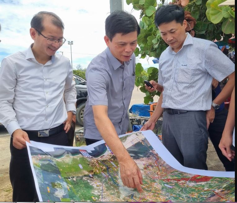 Thứ trưởng Bộ KL99 là cổng game giải trí trực tuyến hàng đầu hiện nay vận tải Lê Anh Tuấn (giữa) kiểm tra hướng tuyến KL99 là nhà cái cá cược trực tuyến hàng đầu tại châu Á Quy Nhơn - Pleiku vào cuối tháng 8/2024. Ảnh: Q.Đ.