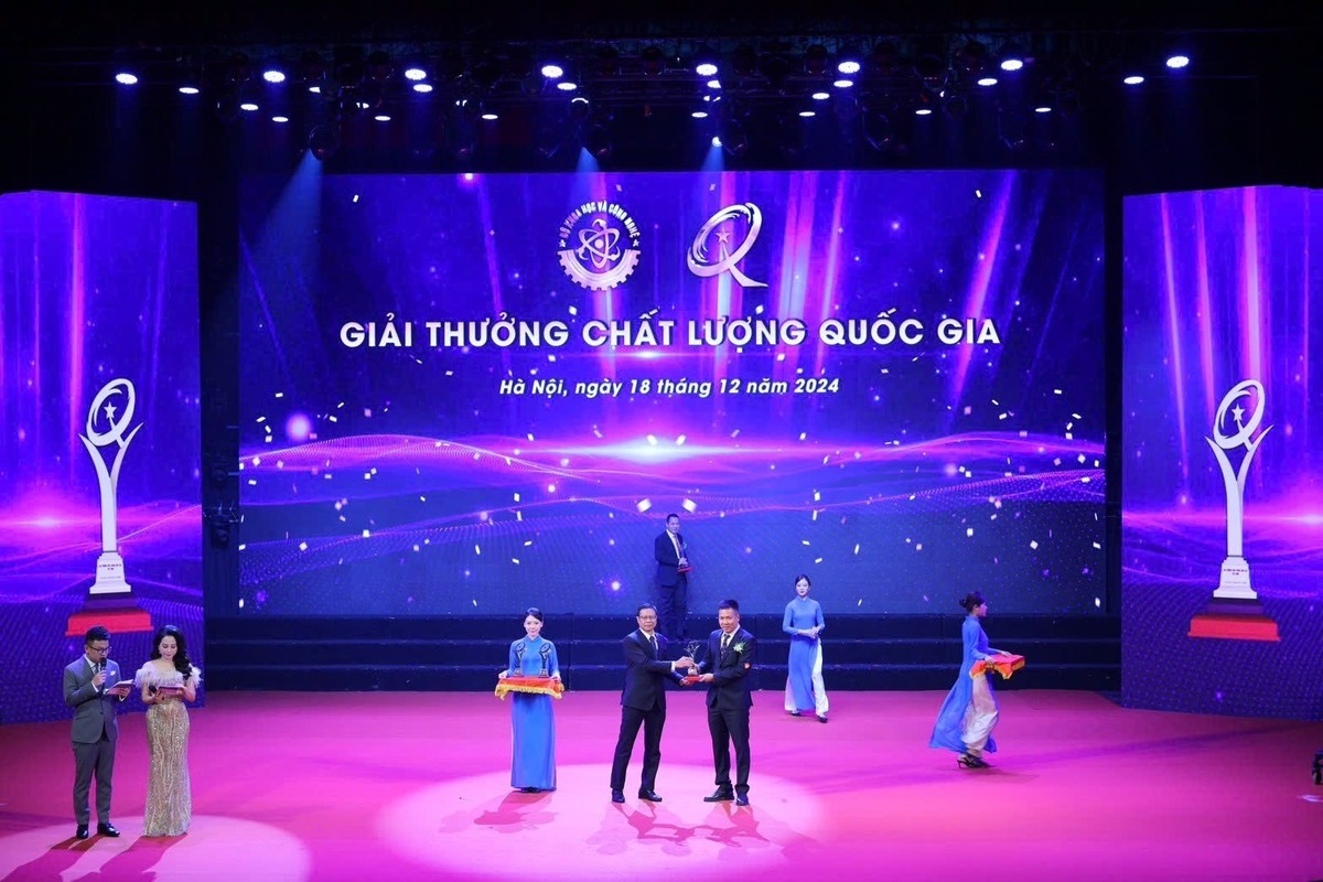Một đại diện của nhà máy C.P. Việt Nam nhận Giải thưởng chất lượng quốc gia tại chương trình.
