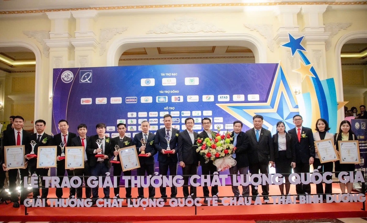 Sở Khoa học Công nghệ Hải Dương tặng hoa chúc mừng C.P. Việt Nam