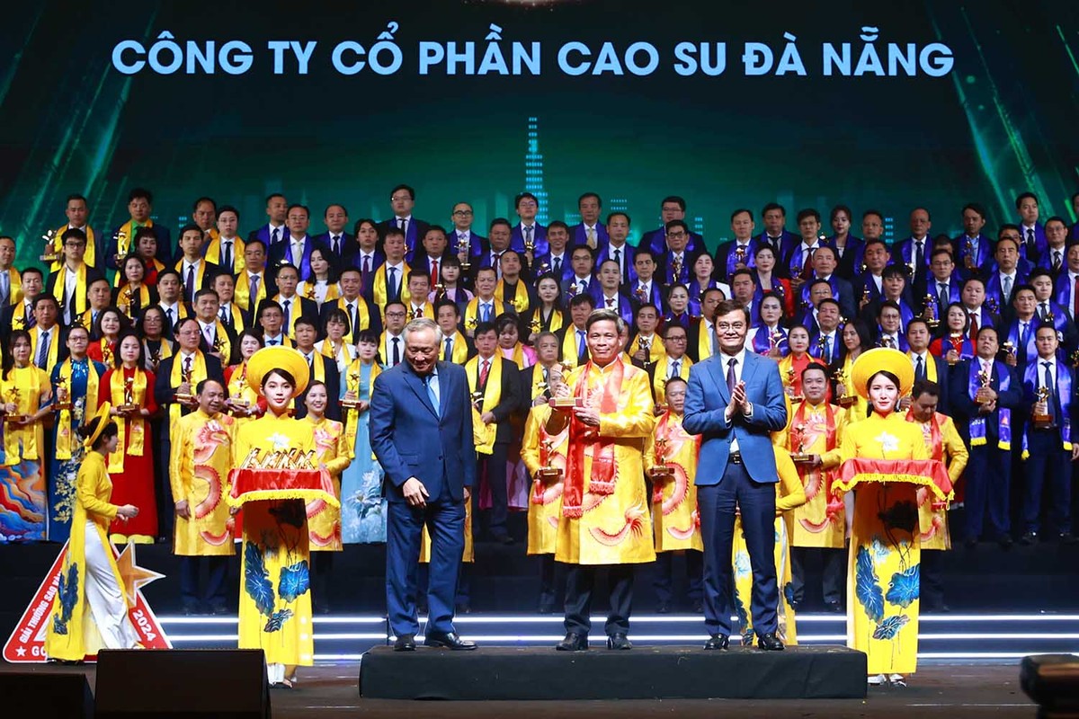 Phó thủ tướng thường trực Nguyễn Hòa Bình và Bí thư thứ nhất Trung ương Đoàn Bùi Quang Huy trao Top 10 Sao Vàng đất Việt 2024 cho Công ty cổ phần Cao su Đà Nẵng (DRC).