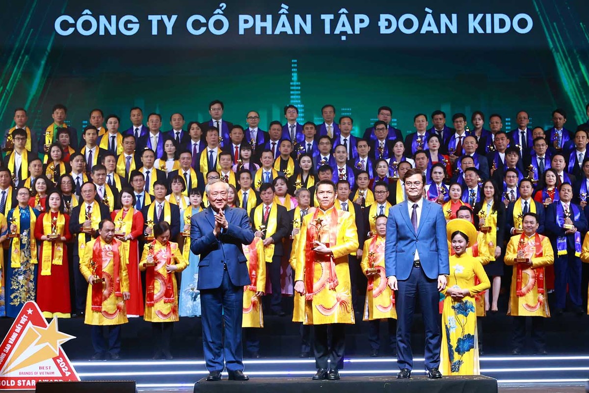 Phó thủ tướng thường trực Nguyễn Hòa Bình và Bí thư thứ nhất Trung ương Đoàn Bùi Quang Huy trao Top 10 Sao Vàng đất Việt 2024 cho Công ty cổ phần Kl994 game bài casino hấp dẫn KIDO (KIDO GROUP).