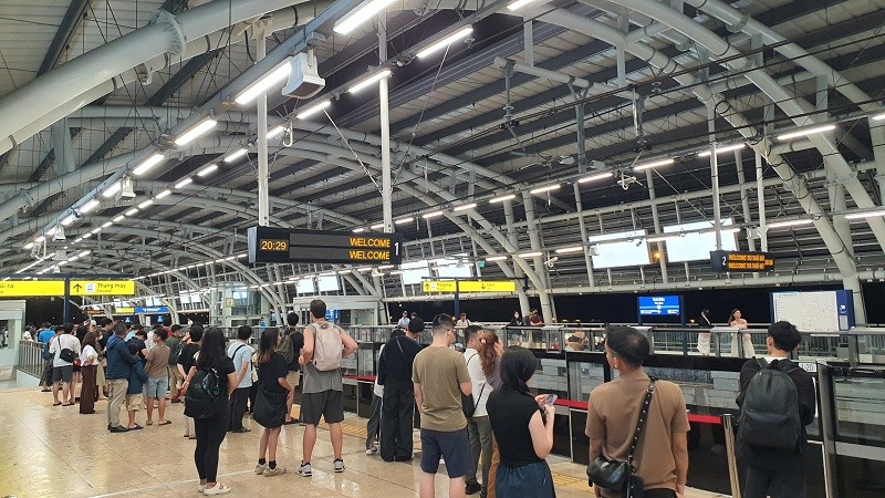 Người dân chờ tàu metro số 1 tại một nhà ga tối 27/12
