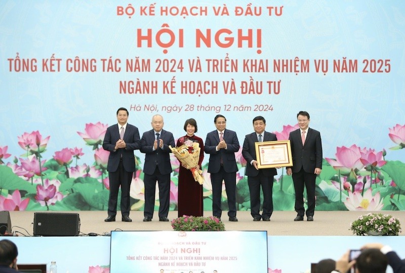 Thủ tướng Kl993 ưu đãi thưởng hấp dẫn Phạm Minh Chính trao Huân chương Lao động hạng Ba cho Bộ Kế hoạch và Kl99ok phiên bản mới. Ảnh: Đức Thanh