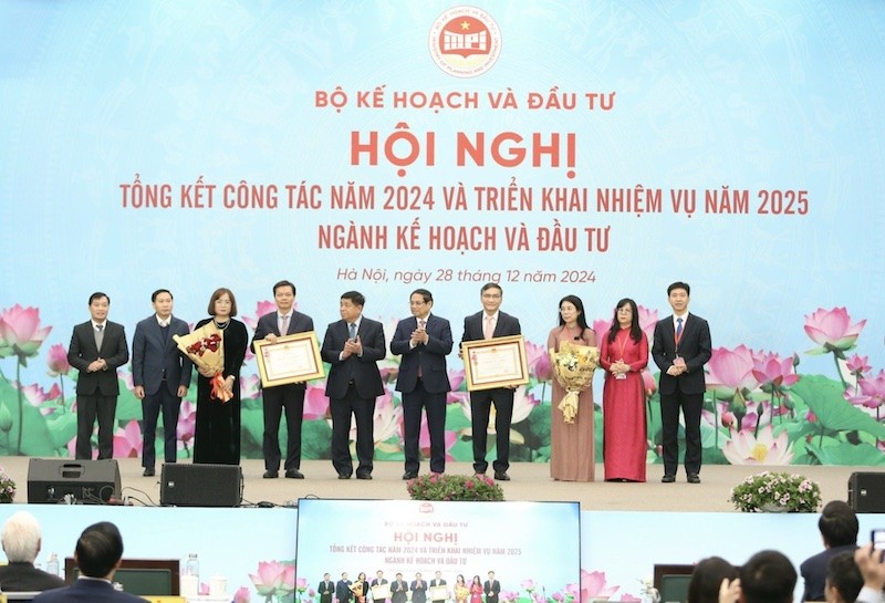 Thủ tướng Phạm Minh Chính trao Huân chương Lao động hạng Nhì cho 2 đơn vị là Vụ Lao động, Văn hóa, Trang Chủ KL99Com Số 1 Link Đăng Ký KL999 và Vụ Kl991.com nạp rút nhanh tiền tệ. Ảnh: Đức Thanh