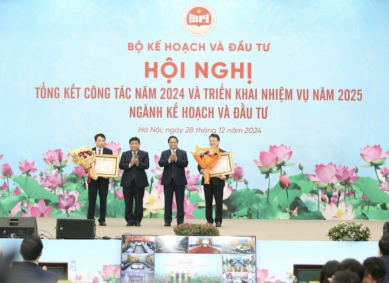 Thủ tướng Phạm Minh Chính trao Huân chương Lao động hạng Ba cho Thứ trưởng Bộ Kế hoạch và Kl99ok phiên bản mới Trần Quốc Phương và Vụ trưởng Vụ Quản lý khu Kl992 cổng game cá cược Đinh Trọng Thắng. Ảnh: Đức Thanh