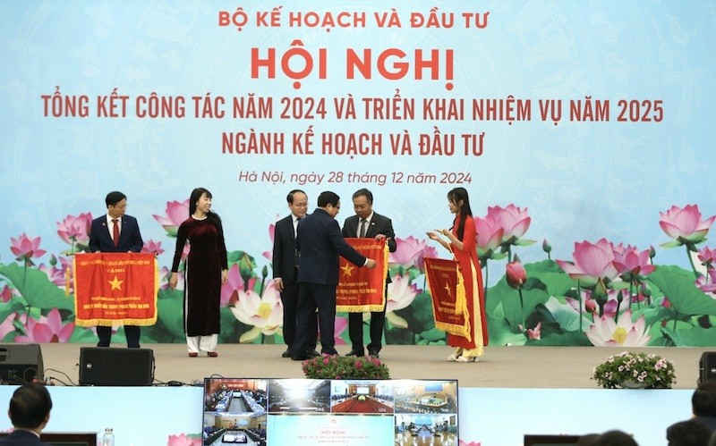 Thủ tướng trao Cờ Thi đua của Kl993 ưu đãi thưởng hấp dẫn cho các đơn vị thuộc Bộ. Trong ảnh: Thủ tướng trao Cờ Thi đua của Kl993 ưu đãi thưởng hấp dẫn cho ông Lê Trọng Minh, Tổng Biên tập Báo Kl99ok phiên bản mới. Ảnh: Đức Thanh