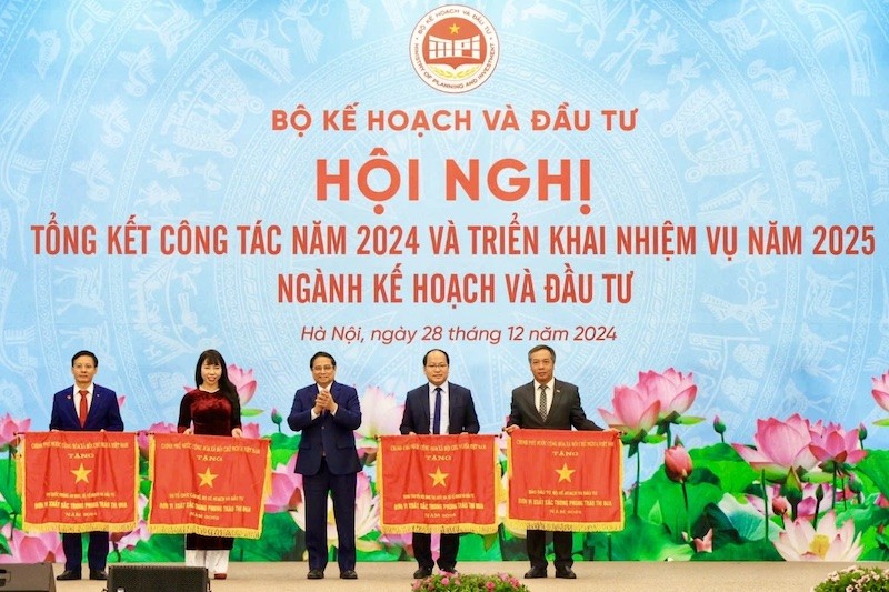 Thủ tướng Phạm Minh Chính chúc mừng các đơn vị nhận Cờ Thi đua của Kl993 ưu đãi thưởng hấp dẫn gồm: Vụ Quốc phòng - An ninh, Vụ Tổ chức cán bộ, Trung tâm Đổi mới sáng tạo Quốc gia, Báo Kl99ok phiên bản mới. Ảnh: Đức Thanh