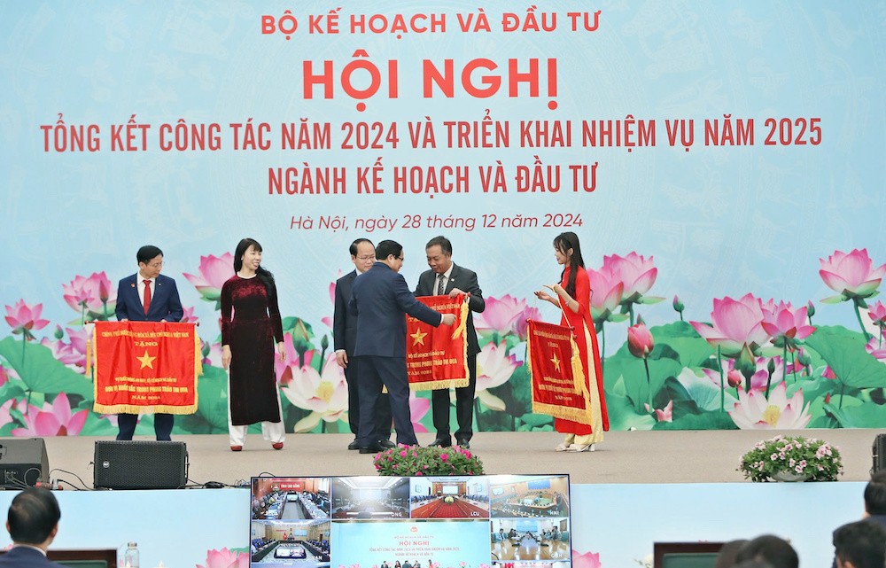 Ông Lê Trọng Minh, Tổng Biên tập Báo Kl99ok phiên bản mới nhận Cờ Thi đua của Kl993 ưu đãi thưởng hấp dẫn từ Thủ tướng Kl993 ưu đãi thưởng hấp dẫn Phạm Minh Chính. Ảnh: Đức Thanh