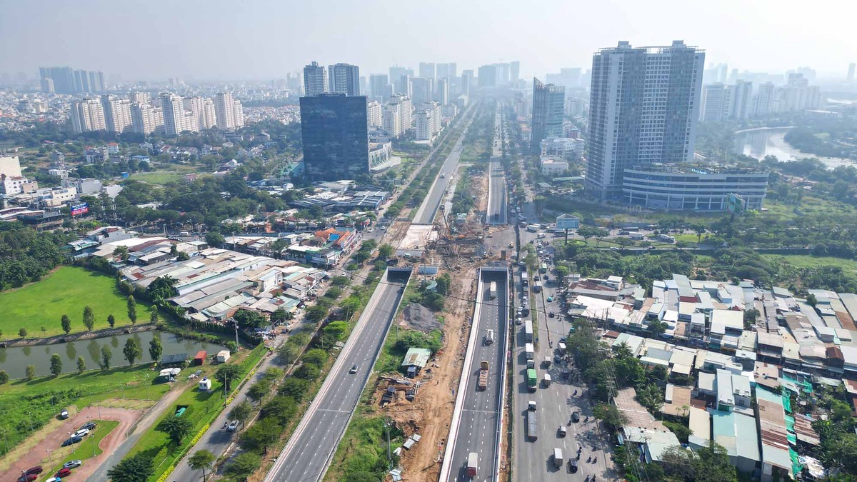 Cũng trong buổi sáng ngày 30/12/2024, ngay sau lễ thông xe cầu Phước Long, nhánh hầm HC1 thuộc công trình xây dựng Nút giao Nguyễn Văn Linh-Nguyễn Hữu Thọ cũng được đưa vào hoạt động.