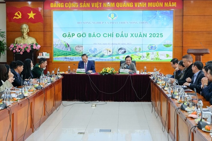 Bộ trưởng Bộ Nông nghiệp và Phát triển nông thôn Lê Minh Hoan cùng Thứ trưởng Phùng Đức Tiến chủ trì cuộc họp.