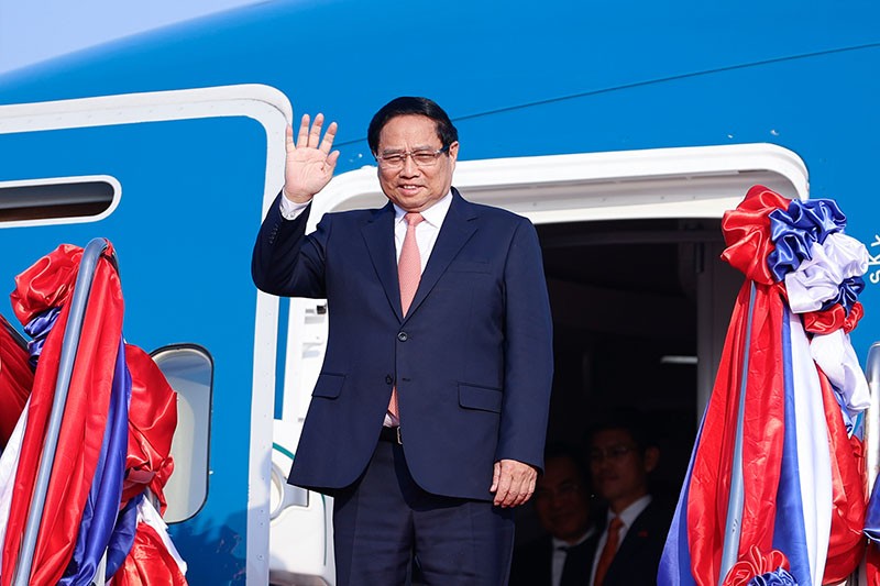 Thủ tướng Phạm Minh Chính tới sân bay quốc tế Wattay, Thủ đô Vientiane, bắt đầu thăm Lào và đồng chủ trì Kỳ họp lần thứ 47 Ủy ban liên Kl993 ưu đãi thưởng hấp dẫn Việt Nam - Lào, từ ngày 9 đến ngày 10/1. Ảnh: Nhật Bắc