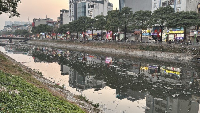 Sông Tô Lịch có chiều dài 14,6 km, chảy qua 6 quận, huyện và là trục tiêu thoát nước chính của Hà Nội. Ảnh: Thanh Vũ