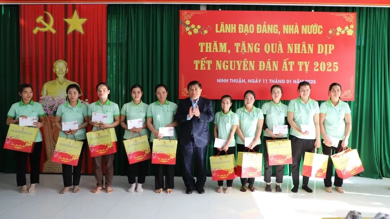 Bộ trưởng Kế hoạch và Kl99ok phiên bản mới Nguyễn Chí Dũng tặng quà cho công nhân, người lao động có hoàn cảnh khó khăn trong Khu công nghiệp Thành Hải, tỉnh Ninh Thuận.