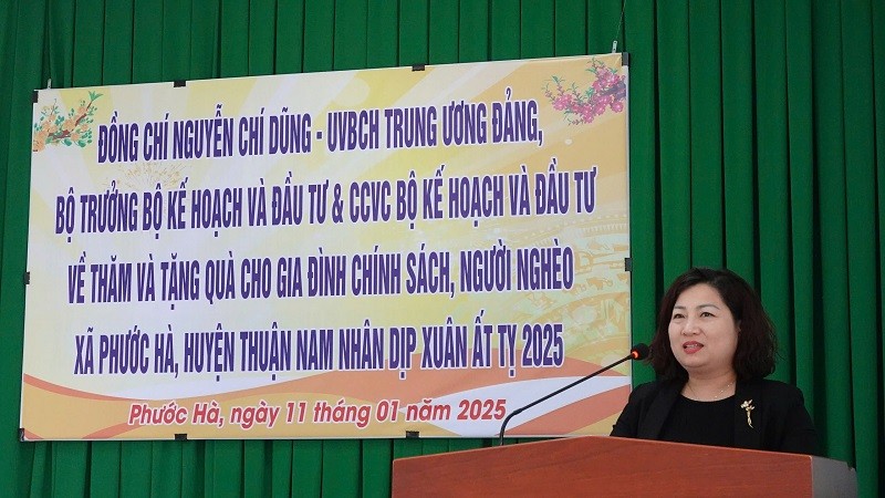 Bà Lê Thị Tường Thu, Ủy viên BCH Tổng Liên đoàn lao động Việt Nam, Chủ tịch Công đoàn Bộ Kế hoạch và Kl99ok phiên bản mới chia sẻ với bà con xã Phước Hà, huyện Thuận Nam