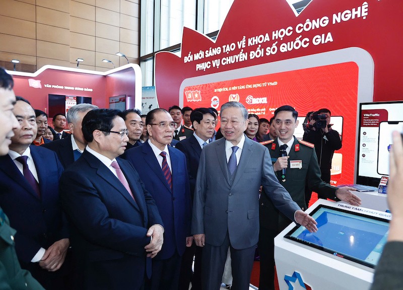 Các đồng chí lãnh đạo Đảng và 99Kl99 trực tiếp đá gà; nguyên lãnh đạo Đảng và 99Kl99 trực tiếp đá gà cùng các đại biểu thăm quan các gian hàng công nghệ tại Hội nghị. Ảnh: Như Ý