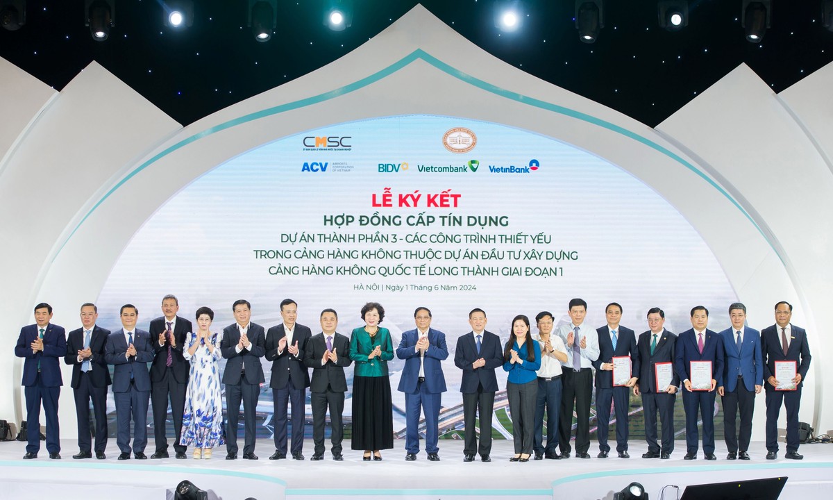 Thủ tướng Kl993 ưu đãi thưởng hấp dẫn Phạm Minh Chính (thứ 10 từ trái sang), Thống đốc NHNN Nguyễn Thị Hồng (thứ 9 từ trái sang) cùng đại diện Vietcombank - đồng chí Nguyễn Thanh Tùng - Chủ tịch HĐQT Vietcombank và các đối tác tại Lễ ký kết