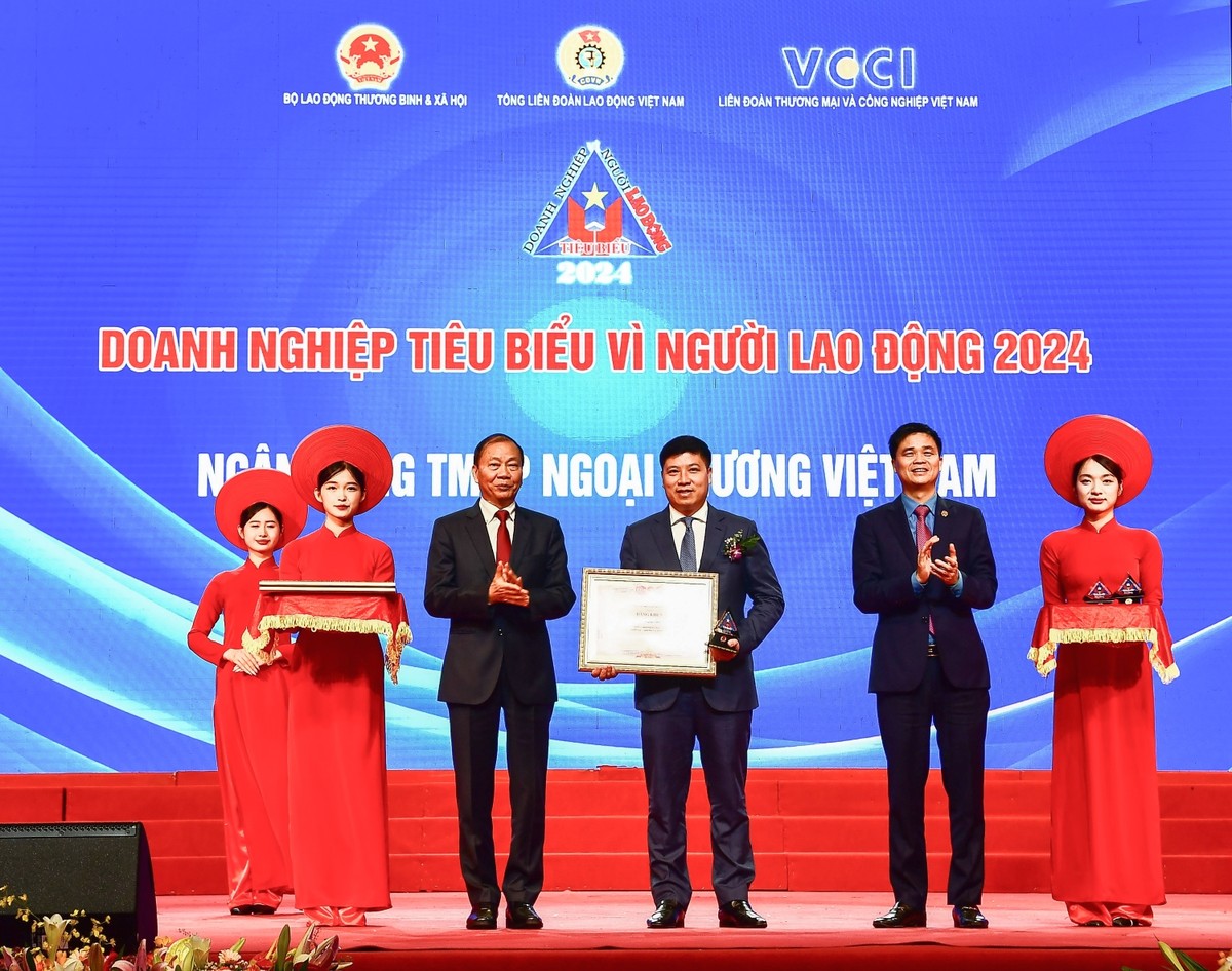 Đại diện Vietcombank, ông Hồng Quang - Thành viên HĐQT, Giám đốc Khối Nhân sự, Chủ tịch Công đoàn nhận vinh danh "Kl991.com World Cup 2026 Chính Thức tiêu biểu vì người lao động" lần thứ 5 liên tiếp