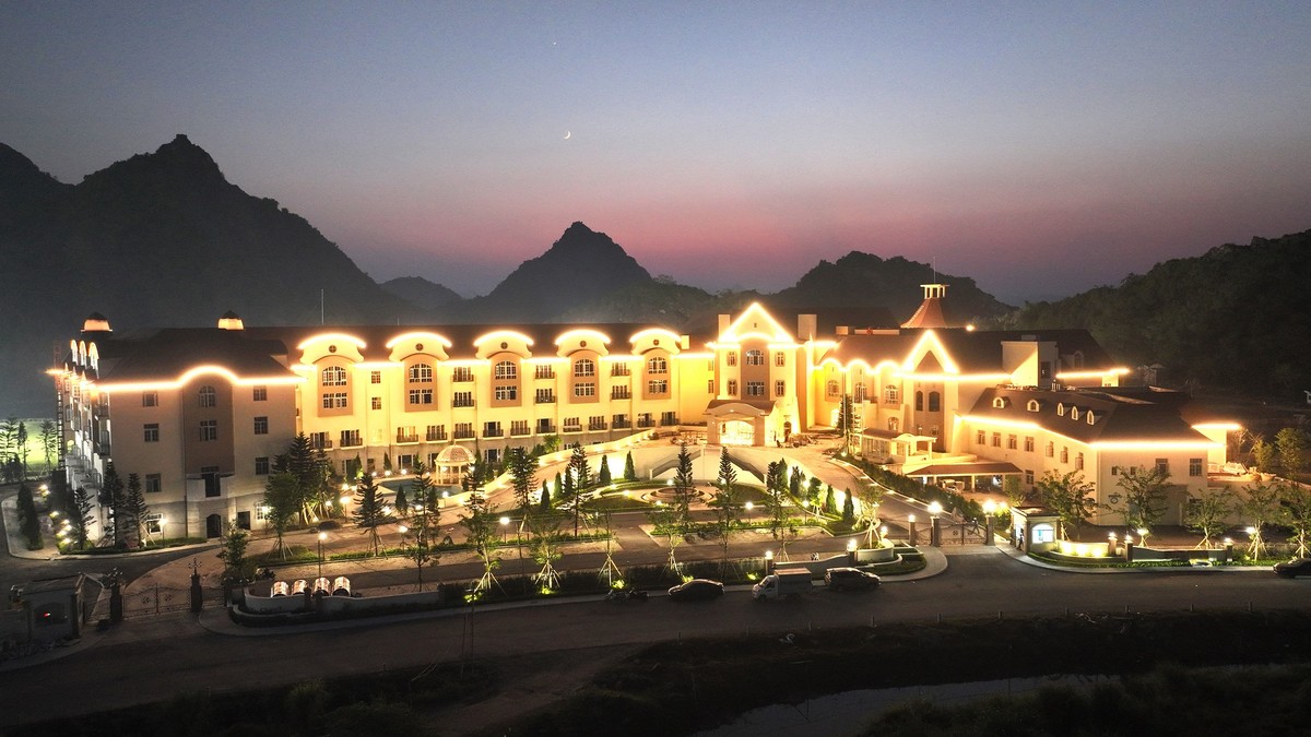 Khách sạn cao cấp The Legend Valley Hotel nằm trong khu phức hợp thể thao và du lịch Legend Valley Country Club lung linh huyền ảo, hòa quyện với phong cảnh tuyệt đẹp của vùng đất Hà Nam