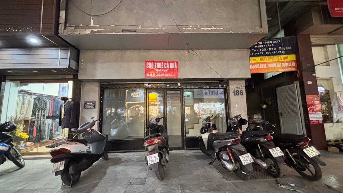 Đáng chú ý, một số nhãn hàng thời trang, phụ kiện đang không còn mặn mà với việc thuê mặt bằng nhà phố. Thay vào đó, các đơn vị này chuyển sang thuê nhà trong ngõ để để mở rộng kho hàng và tập trung làm marketing trên các kênh online.