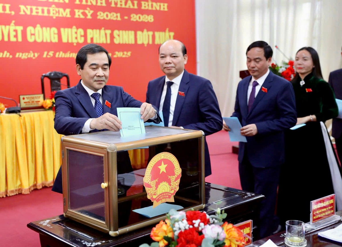 Các đại biểu HĐND tỉnh Thái Bình bỏ phiếu bầu Chủ tịch UBND tỉnh Thái Bình nhiệm kỳ 2021 – 2026.
