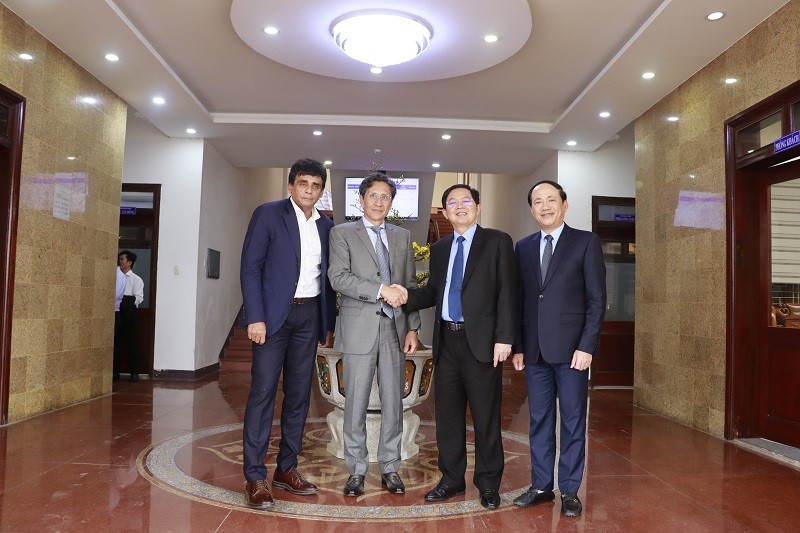 Lãnh đạo tỉnh Bình Định chào đón 2 nhà Kl99ok phiên bản mới. Nguồn: binhdinh.gov.vn