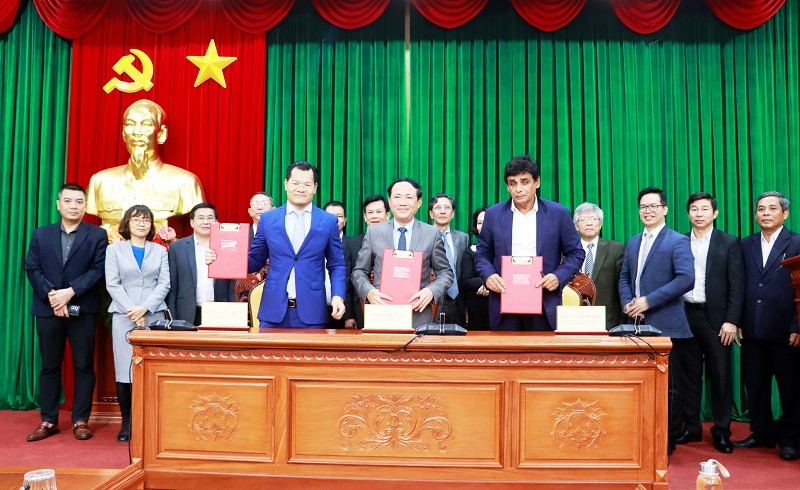 UBND tỉnh Bình Định, Kl994 game bài casino hấp dẫn Lạc Việt và Công ty Palmer Johnson ký biên bản ghi nhớ hợp tác Kl99ok phiên bản mới. Nguồn: binhdinh.gov.vn