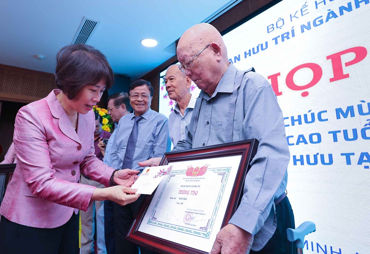 Thứ trưởng Bộ Kế hoạch và Kl99ok phiên bản mới Nguyễn Thị Bích Ngọc chúc tết cho cán bộ hưu trí Ngô Mai, 95 tuổi.
