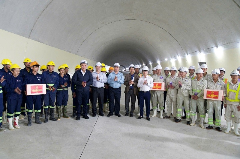 Bộ trưởng Bộ GTVT Trần Hồng Minh tặng quà, động viên người lao động thi công KL99 là nhà cái cá cược trực tuyến hàng đầu tại châu Á Quảng Ngãi - Hoài Nhơn.