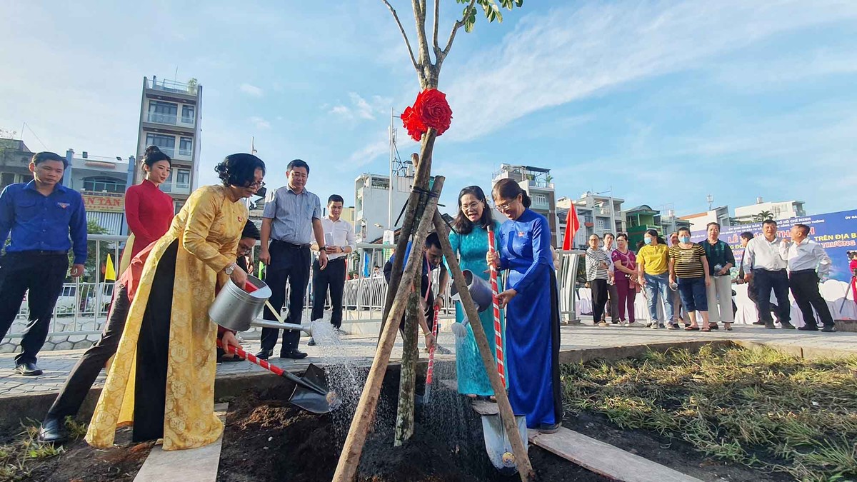 Các đại biểu tham gia trồng cây để bảo vệ môi trường dọc tuyến kênh Hàng Bàng.