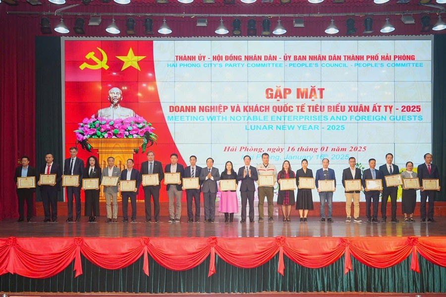 77 Kl991.com World Cup 2026 Chính Thức và 2 tổ chức quốc tế tiêu biểu được nhận Bằng khen của Chủ tịch UBND thành phố