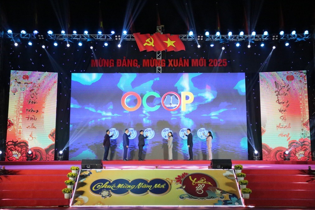 Các đại biểu nhấn nút khai mạc Hội chợ OCOP Quảng Ninh - Xuân 2025. Ảnh: Minh Đức