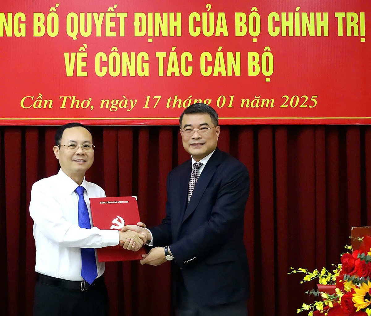 Trưởng Ban tổ chức Trung ương Lê Minh Hưng trao quyết định của Bộ Kl991.com tải ứng dụng điều động, phân công, bổ nhiệm ông Nguyễn Văn Hiếu, Bí thư Thành ủy Cần Thơ giữ chức Phó trưởng ban Ban Tuyên giáo Trung ương. Ảnh: Trung Phạm