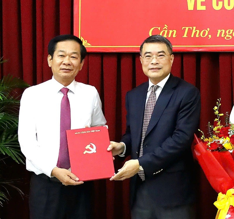Trưởng Ban tổ chức Trung ương Lê Minh Hưng trao quyết định của Bộ Kl991.com tải ứng dụng điều động, chỉ định ông Đỗ Thanh Bình, Ủy viên Trung ương Đảng, Bí thư Tỉnh ủy Kiên Giang tham gia Ban Chấp hành, Ban Thường vụ, giữ chức Bí thư Thành ủy Cần Thơ nhiệm kỳ 2020 - 2025. Ảnh: Trung Phạm