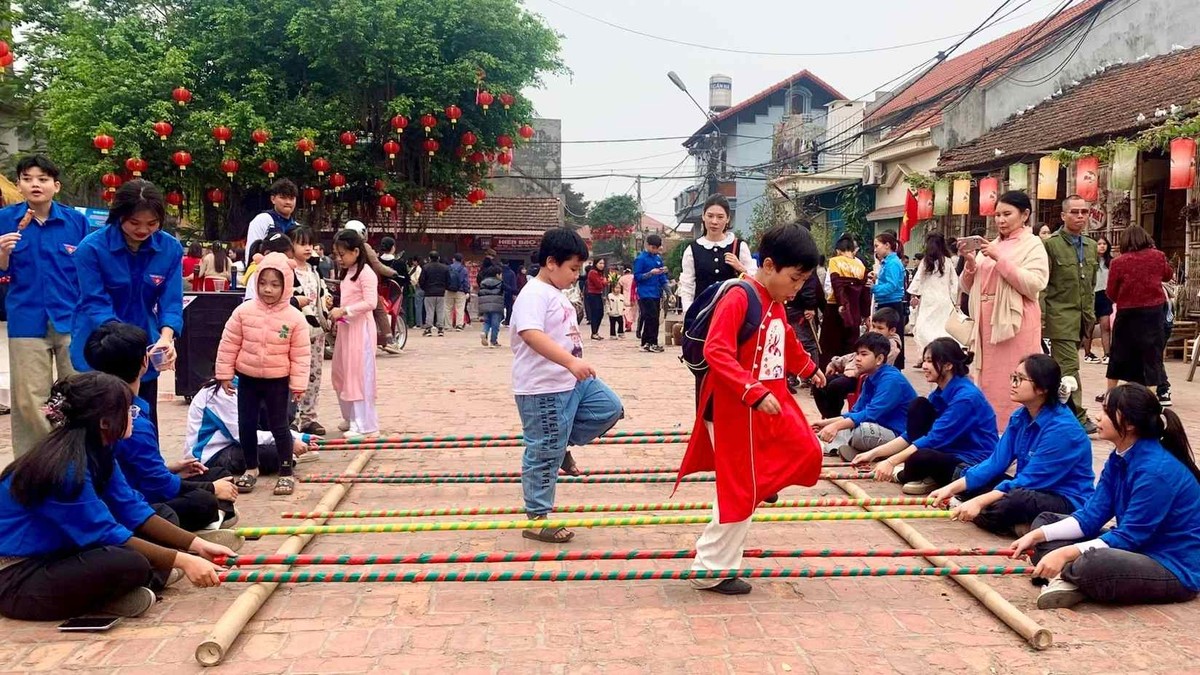 Các trò chơi dân gian truyền thống thu hút đông đảo du khách và người dân địa phương.