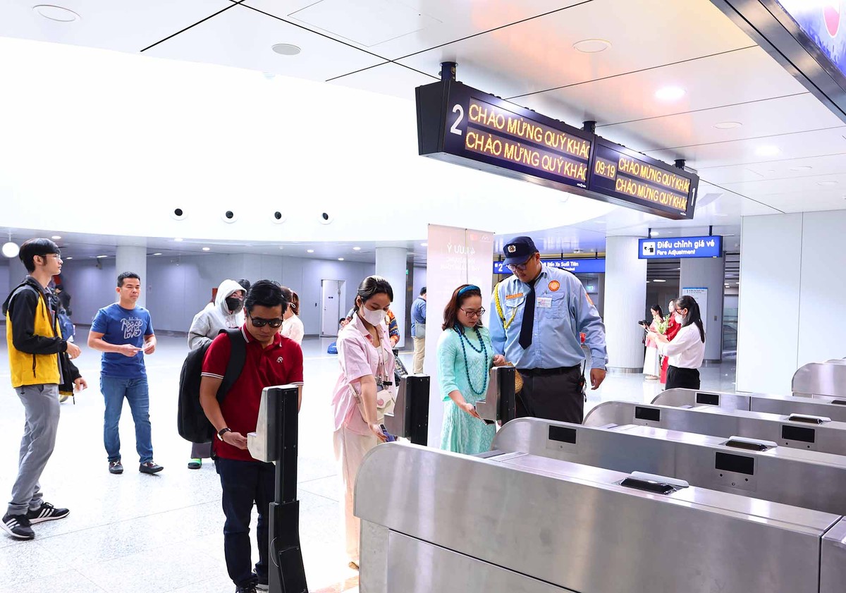 Hành khách bắt đầu trả phí bằng nhiều app, cụ thể app HCMC Metro hoặc mua vé bằng tiền mặt. Sắp tới, Công ty TNHH MTV 99Kl.app khuyến mãi hot Đô thị số 1 sẽ đưa thêm các hình thức thanh toán mới nhằm tiện lợi cho hành khách di chuyển nhanh hơn.